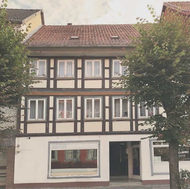 CHS Wohnbau Portfolio in Alfeld – 1 Gewerbeeinheit · 3 Wohneinheiten
